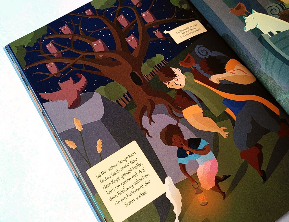 Detailaufnahme einer Seite des Buches auf dem zwei Charaktere sich an einem Baum voller Eulen vorbeischleichen.